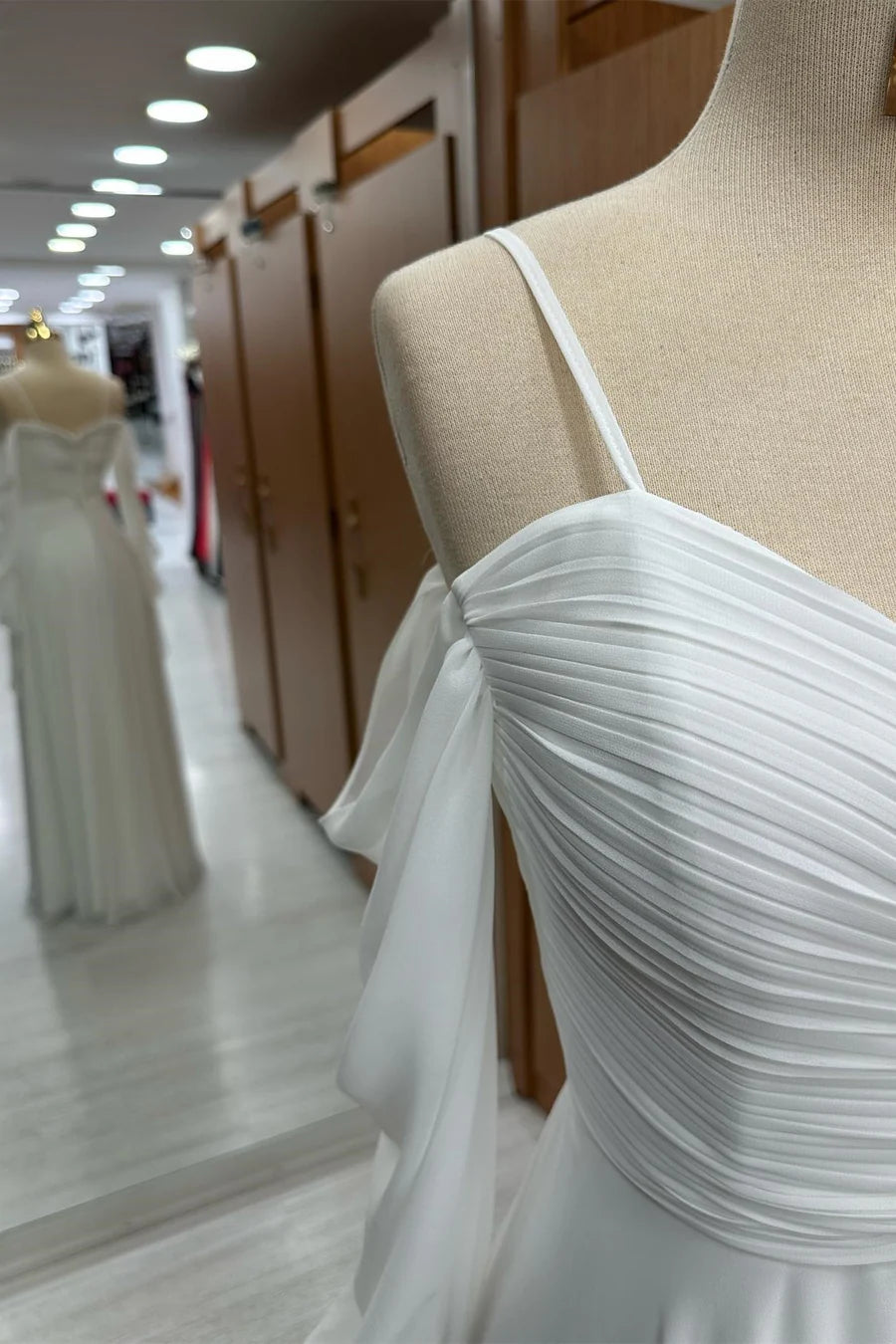 Vestido de dama de honor de gasa con tirantes finos y hombros descubiertos hasta el suelo